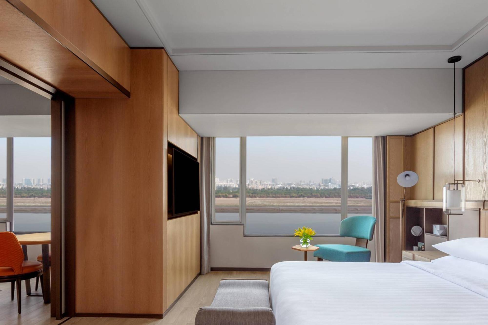 Surat Marriott Hotel Εξωτερικό φωτογραφία
