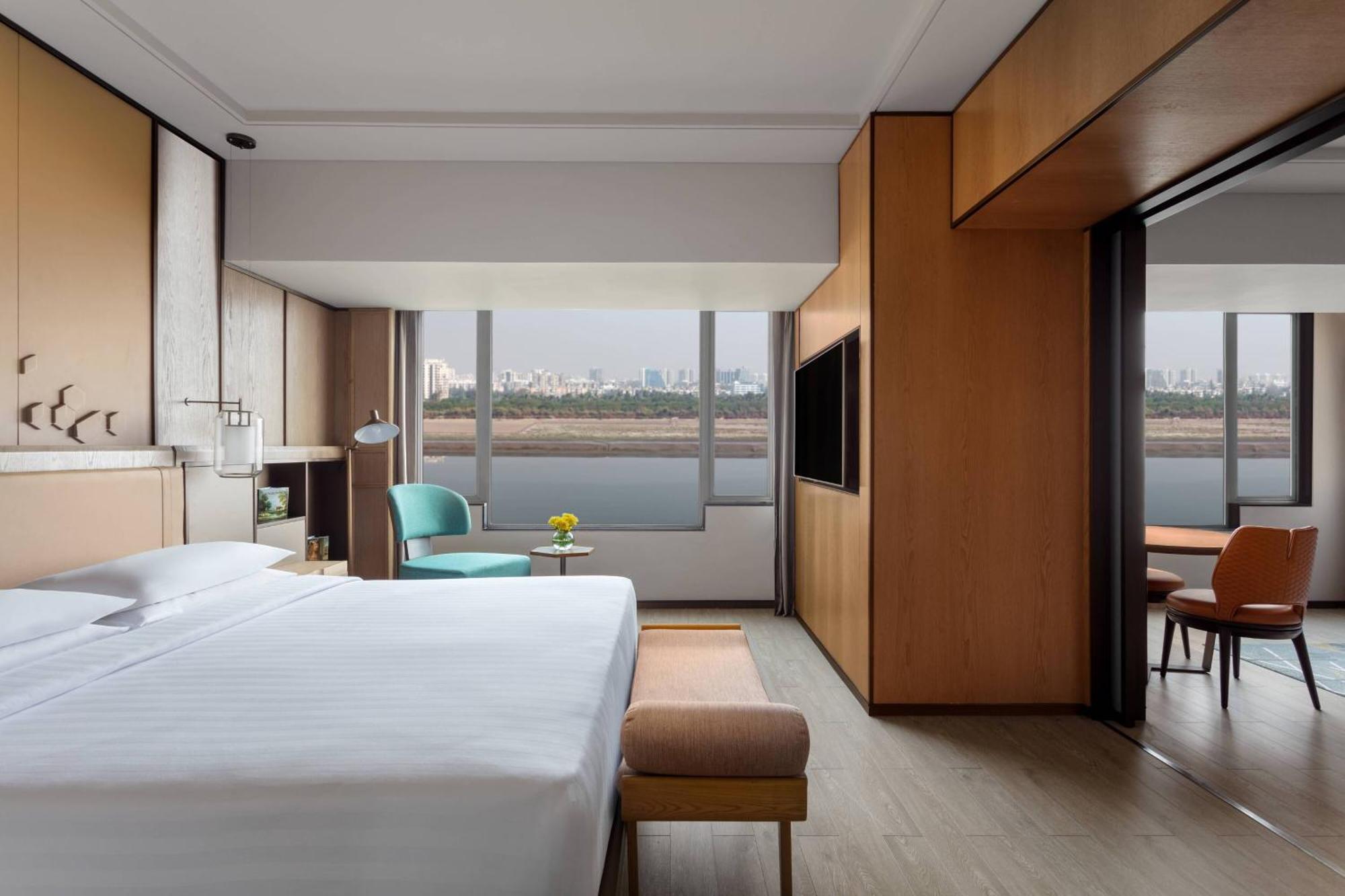 Surat Marriott Hotel Εξωτερικό φωτογραφία