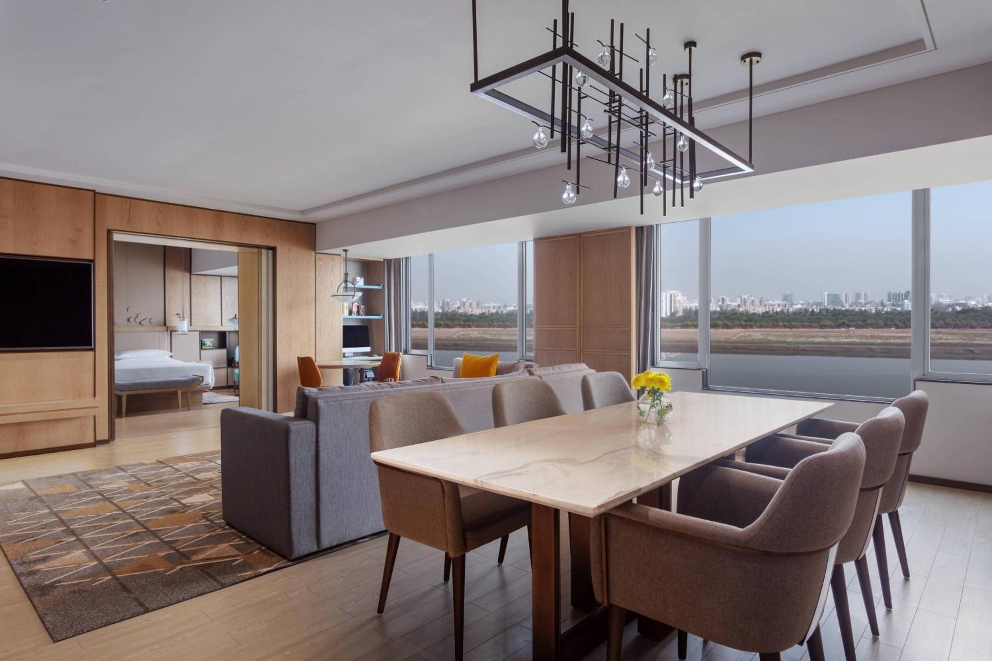 Surat Marriott Hotel Εξωτερικό φωτογραφία