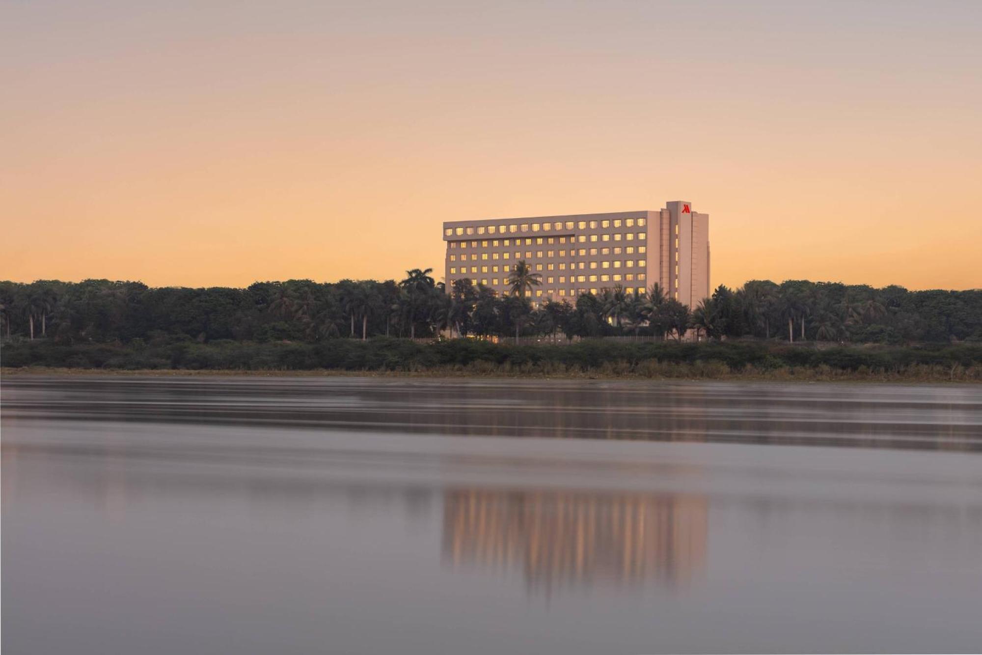 Surat Marriott Hotel Εξωτερικό φωτογραφία