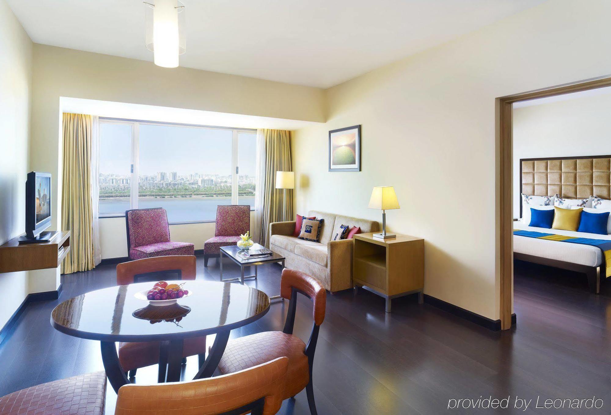 Surat Marriott Hotel Εξωτερικό φωτογραφία