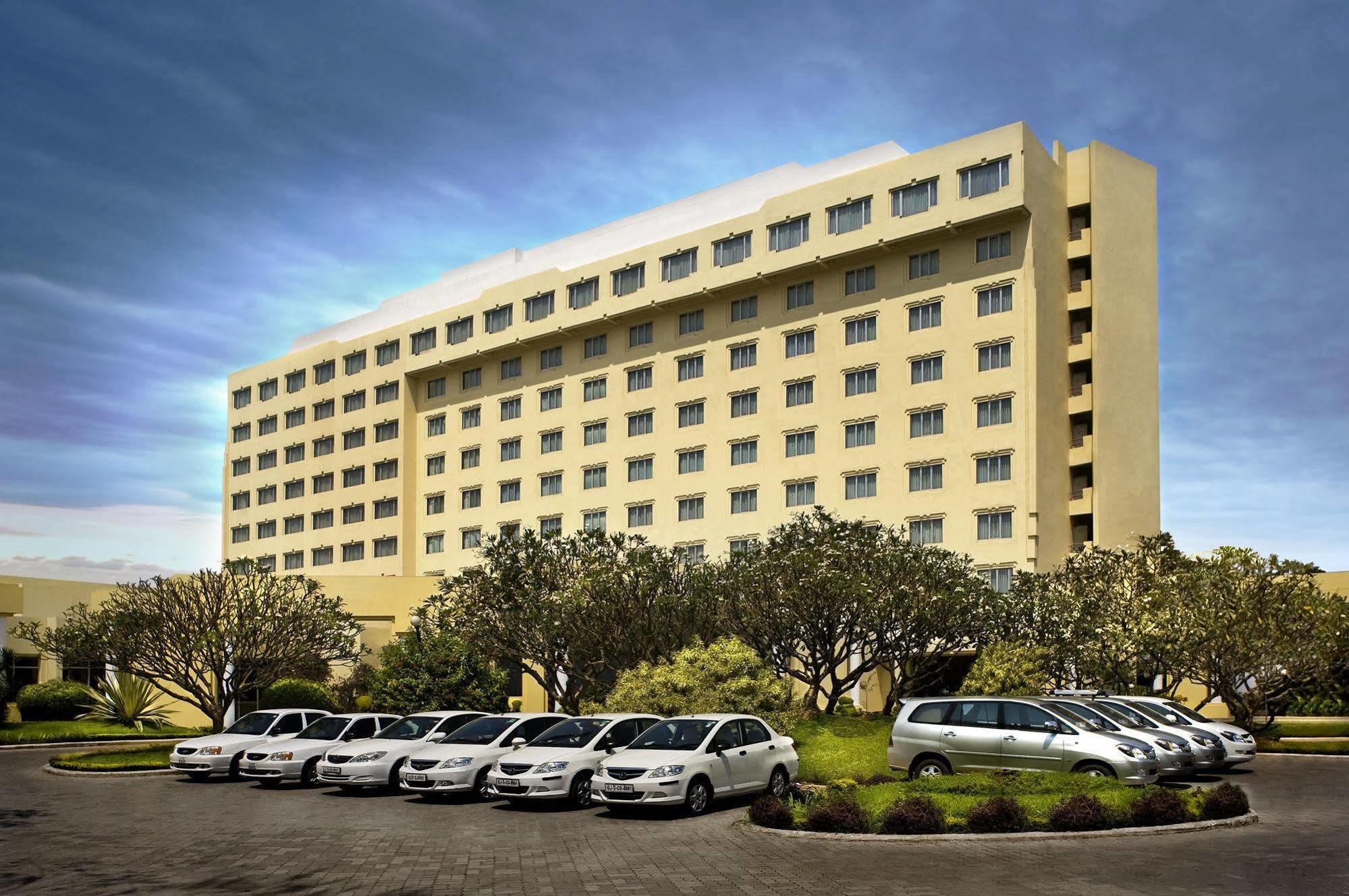 Surat Marriott Hotel Εξωτερικό φωτογραφία
