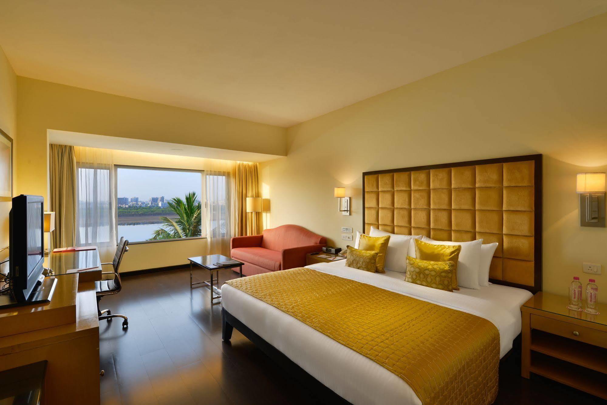 Surat Marriott Hotel Εξωτερικό φωτογραφία