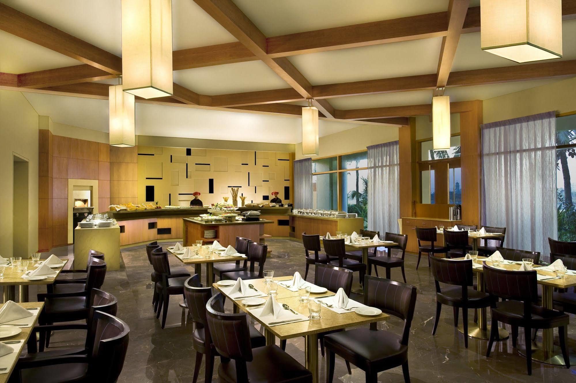 Surat Marriott Hotel Εστιατόριο φωτογραφία